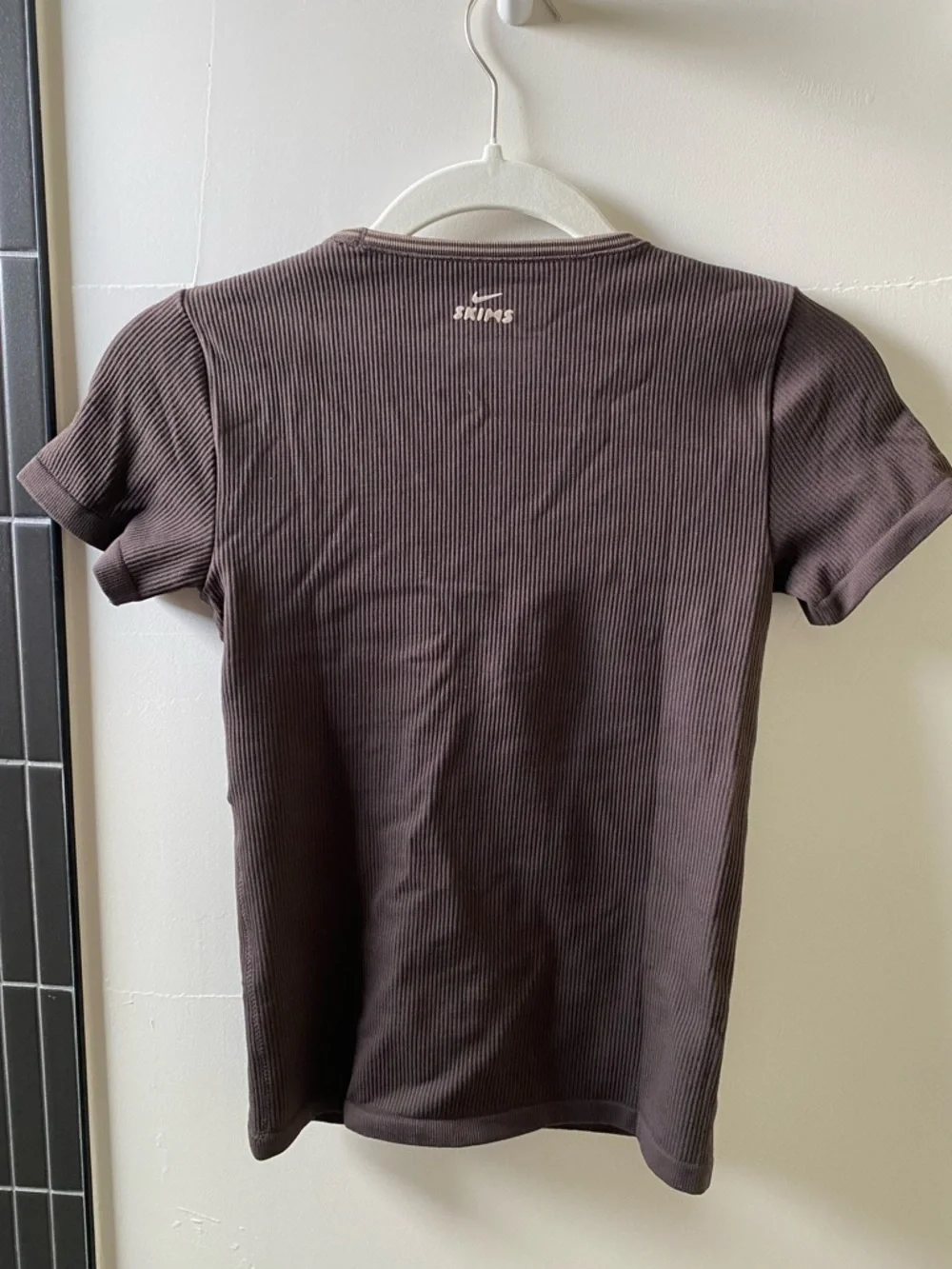 Nike SKIMS | Ribbed Seamless Short Sleeve T-Shirt Phoenix/Truffle - Picture 2 of 5